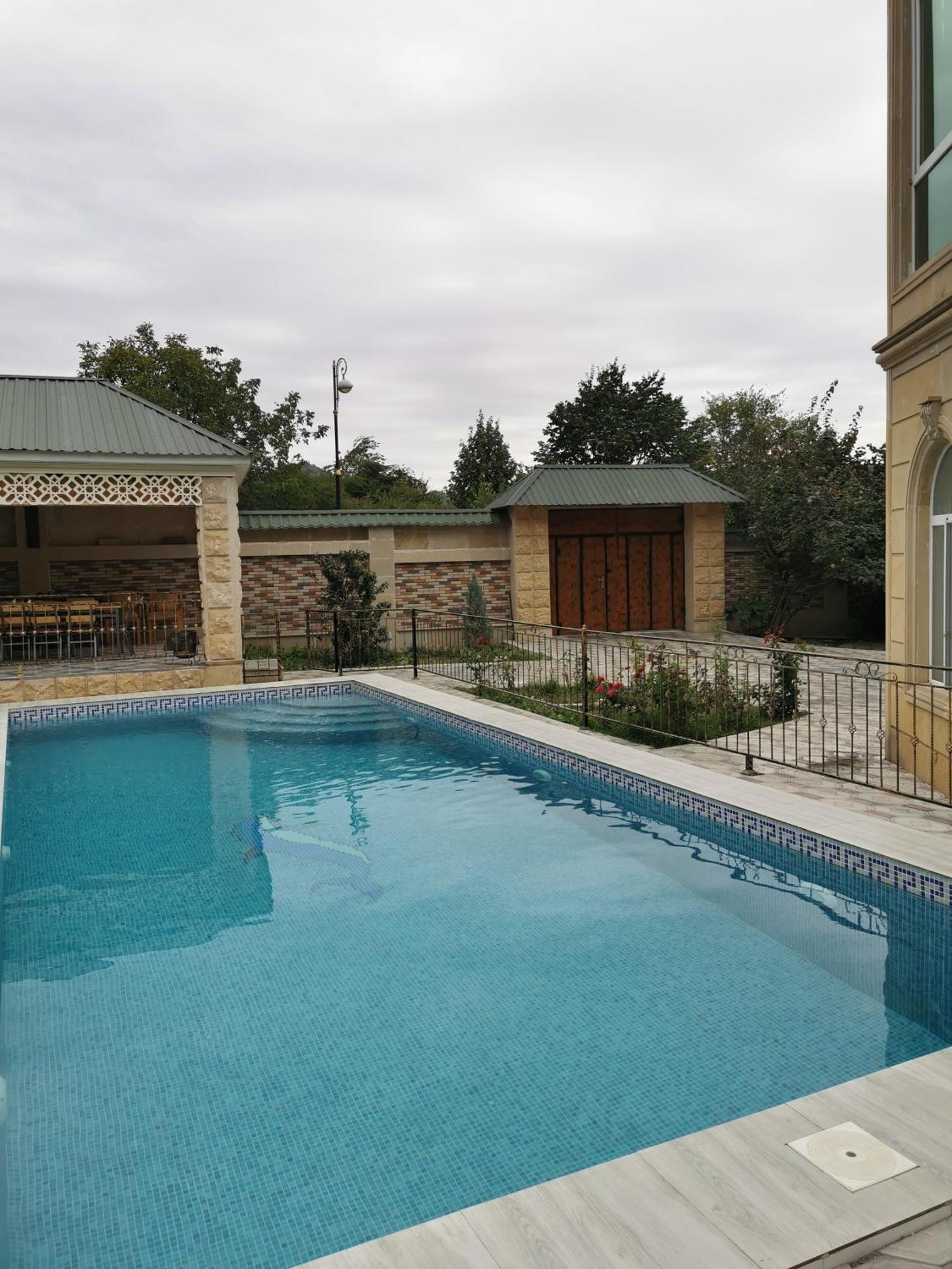 Raffles With Pool *